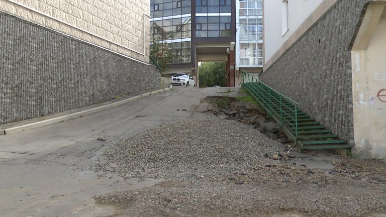 Дорога в микрорайоне Зелёный берег Иркутского района разрушается и становится небезопасной